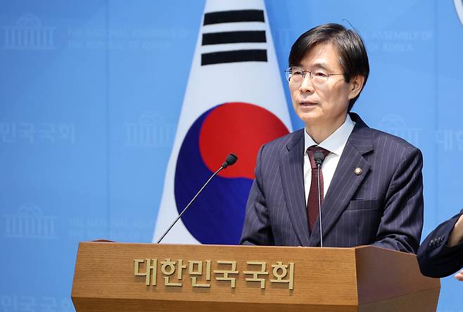 국민의힘 조경태 의원이 어제(28일) 국회 소통관에서 중앙윤리위원회가 전날 자신에 대한 징계 절차를 개시한 것과 관련해 입장을 밝히는 기자회견을 하고 있다. 조 의원은 야당 몫 국회부의장을 본회의에서 선출하는 과정에서 박덕흠 부의장을 겨냥해 다른 당 의원들에게 낙선 전화를 한 것이 윤리위에서 문제가 됐다. / 사진=연합뉴스