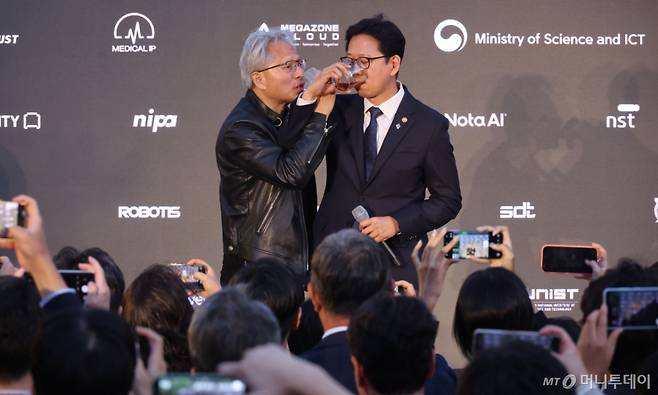 젠슨 황 엔비디아 최고경영자(CEO)가 8일 서울 중구 신라호텔에서 열린 '엔비디아 코리아 AI 에코시스템 리셉션'에서 배경훈 부총리 겸 과학기술정보통신부 장관과 러브샷을 하고 있다. (공동취재) /사진=뉴시스
