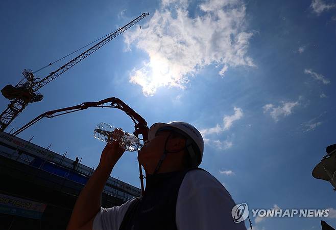 '극한더위와 사투 벌이는 건설 현장' (대구=연합뉴스) 박세진 기자 = 29일 대구에 폭염경보가 발효된 가운데 한 건설 현장 작업자가 냉수를 마시며 열기를 식히고 있다. 2026.7.29 psjpsj@yna.co.kr