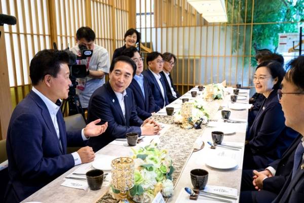 30일 대전에서 열린 국무총리 주재 충청권 간담회에서 신용한(맨 왼쪽) 충북지사가 현안을 건의하고 있다. /연합뉴스