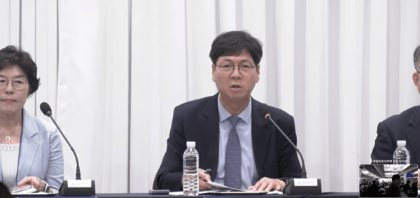 신현웅 한국보건사회연구원 보건의료정책연구실장이 '요양병원 의료혁신 및 간병서비스 제도화 추진방향' 토론회에서 좌장을 맡아 패널토론을 진행하고 있다. / 보건복지부TV 유튜브 생중계 화면 갈무리