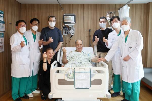 모로코 삼부자 가족이 2대1 생체간이식 수술을 집도한 서울아산병원 간이식·간담도외과의료진과 기념촬영을 하고 있다.(사진=서울아산병원)