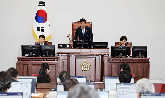 송영훈 신임 제주특별자치도의회 의장이 1일 오후 제주도의회 본회의장에서 제451회 제주도의회 임시회를 주재하고 있다. 2026.7.1 ⓒ 뉴스1 오미란 기자
