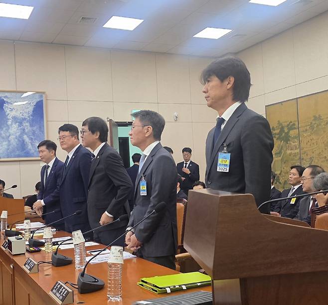 유승민 대한체육회장, 김대현 문체부 차관, 최휘영 장관, 정몽규 전 KFA 회장, 홍명보 전 A대표팀 감독(왼쪽부터)이 30일 국회 문체위 대한축구협회 현안 관련 청문회 시작 전 문체위원들과 인사를 나누고 있다. 전영지 기자