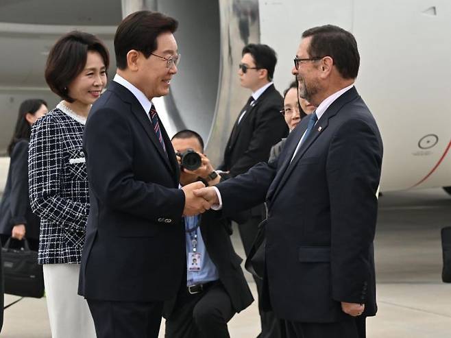 이재명 대통령이 29일(현지시간) 칠레 산티아고 아르투로 메리노 베니테스 국제공항에서 영접나온 페레스 마켄나 외교장관과 인사하고 있다. 2026.7.30 연합뉴스