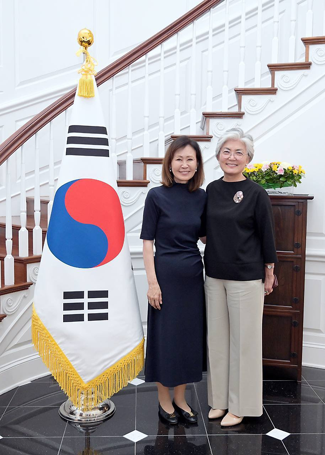 강경화 주미한국대사(오른쪽)와 미셸 스틸 주한미국대사 내정자가 미국 워싱턴 D.C에서 만나 기념 촬영을 하고 있다. 주미대사관 엑스(X·옛 트위