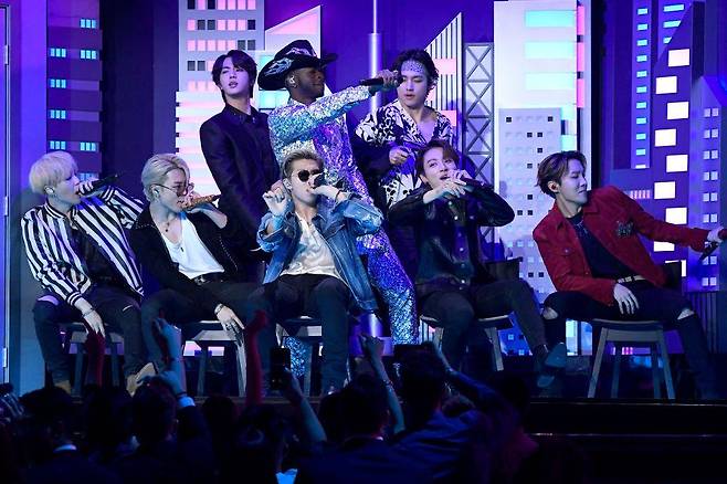 미국 차트 1위를 차지한 싱글 'Swim'이 후보에 오를 것으로 예상되면서, 팬들은 BTS가 그래미 시상식에서 공연을 펼치기를 기대했다