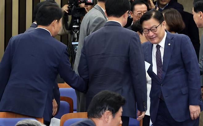 정점식(오른쪽) 국민의힘 원내대표가 30일 여의도 국회에서 열린 의원총회에 참석하며 권영진(왼쪽) 의원과 인사하고 있다. 뉴시스