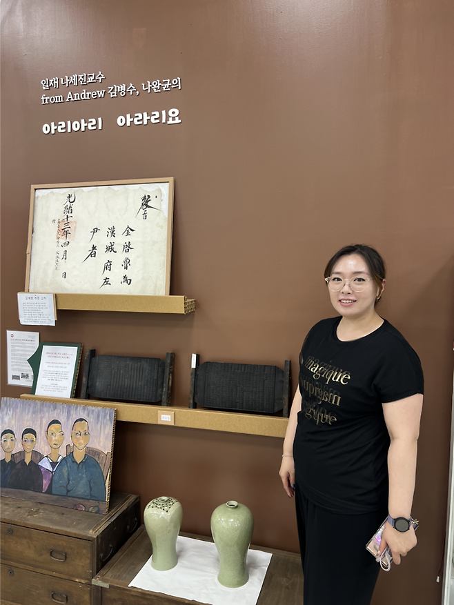 남지은 문화유산회복재단 국제협력실장이 충남 아산의 환수문화유산기념박물관 기증관에서 문화재 반환에 대해 설명하고 있다. <문화유산회복재단>