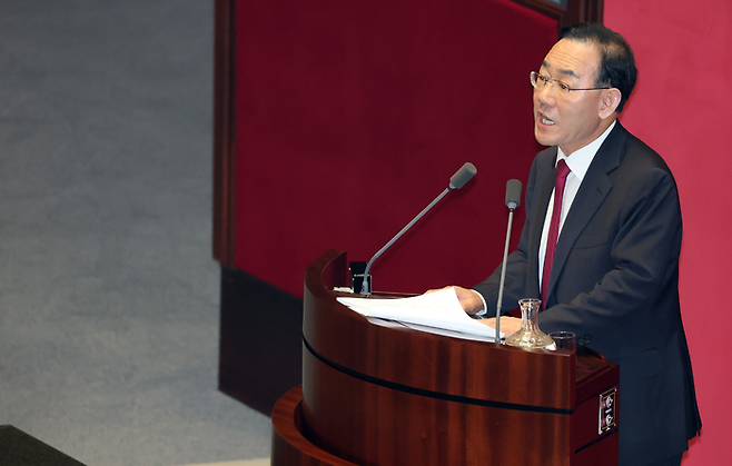 주호영 국민의힘 의원이 30일 국회에서 열린 7월 임시국회 제3차 본회의에서 형사소송법 개정안에 대한 무제한 토론(필리버스터)을 하고 있다. <연합뉴스>