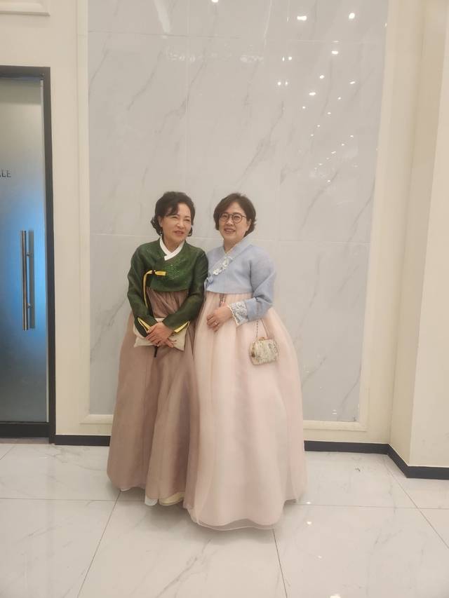 둘째 여동생(정경숙)과 막내 여동생(정희)이 곱게 한복을 입고 함께 찍은 사진.