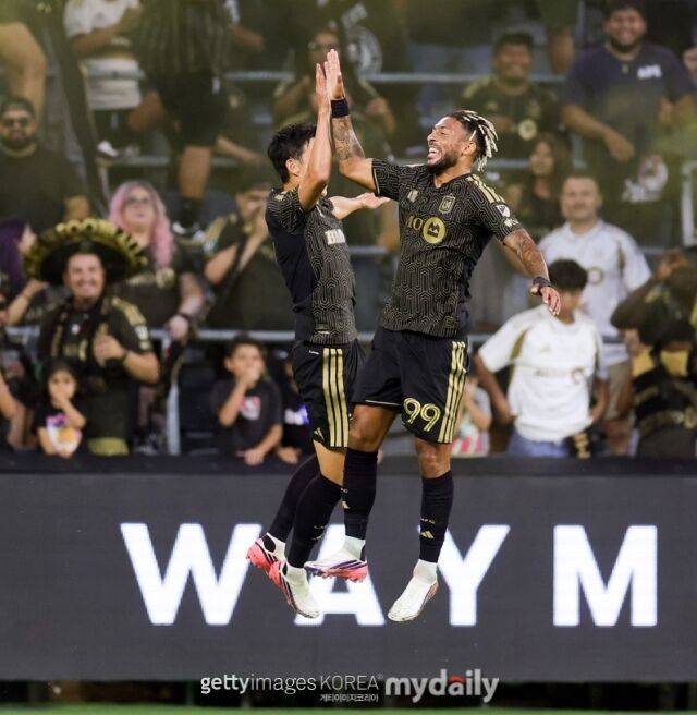 손흥민과 부앙가가 레알 솔트레이크와의 2026시즌 MLS 경기에서 골 세리머니를 펼치고 있다./게티이미지코리아