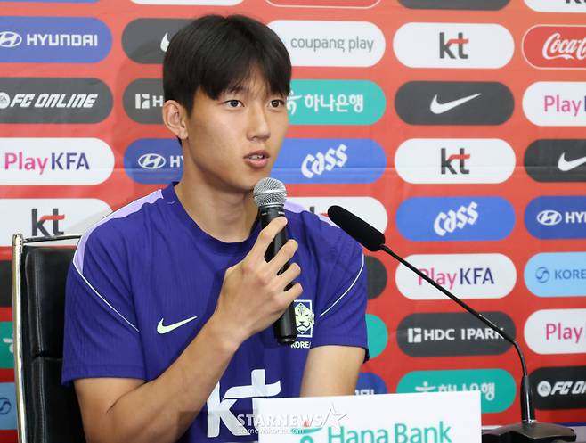 2026 북중미월드컵에 출전한 대한민국 축구 국가대표팀이 22일 멕시코 몬테레이 유니버시티 스타티음에서 훈련을 진행했다. 이한범이 훈련에 앞서 취재진의 인터뷰에 응하고 있다 /사진=김진경 kim.jinkyung@