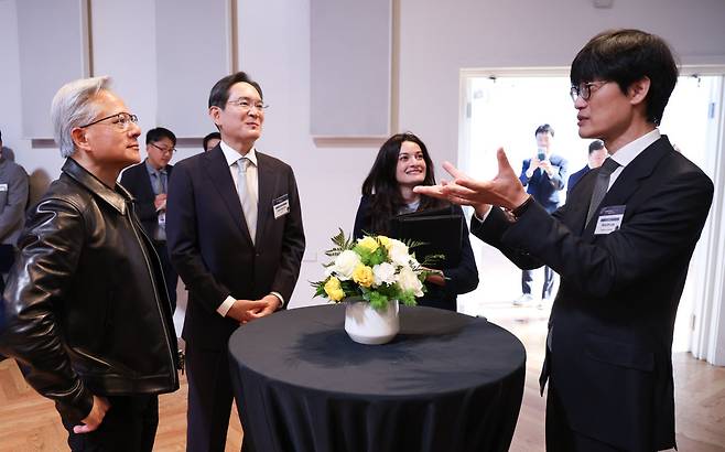 이해진 네이버 이사회 의장(오른쪽)이 7월 24일(현지 시간) 미국 샌프란시스코 미드웨이에서 열린 인공지능 서밋에서 젠슨 황 엔비디아 최고경영자(왼쪽)와 이야기를 나누고 있다. 뉴스1