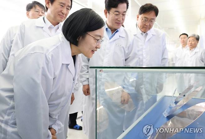 반도체 팹 시찰하는 한성숙 총리 (대전=연합뉴스) 김주성 기자 = 한성숙 국무총리가 30일 대전시 유성구 나노종합기술원을 방문해 충청권 반도체 기업인들과 간담회를 하기에 앞서 반도체 팹 공정을 시찰하고 있다. 2026.7.30 utzza@yna.co.kr