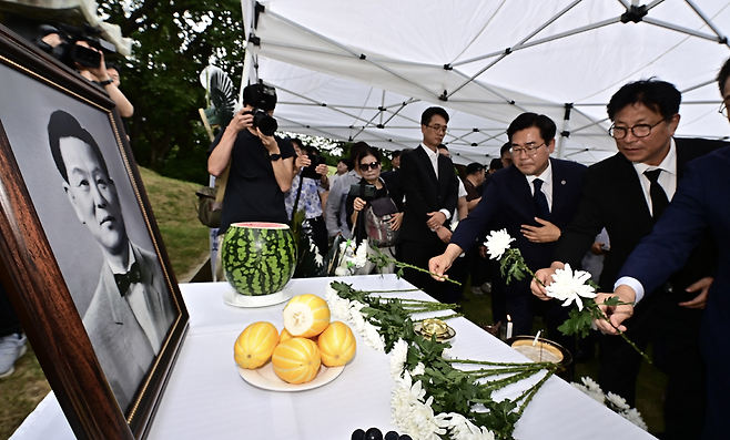 죽산 조봉암 선생 67주기 추모제가 31일 서울 중랑구 망우역사문화공원 내 조봉암 선생 묘역에서 열린 가운데 박찬대 인천시장이 헌화하고 있다. /이재민 기자 leejm@incheonilbo.com