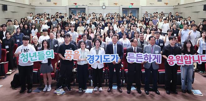 31일 오전 경기도청 북부청사 2층 평화누리홀에서 열린 26년 경기도민 자녀 장학증서 교부식에서 추미애 경기도지사가 참석자들과 기념촬영을 하고있다. 사진=경기도