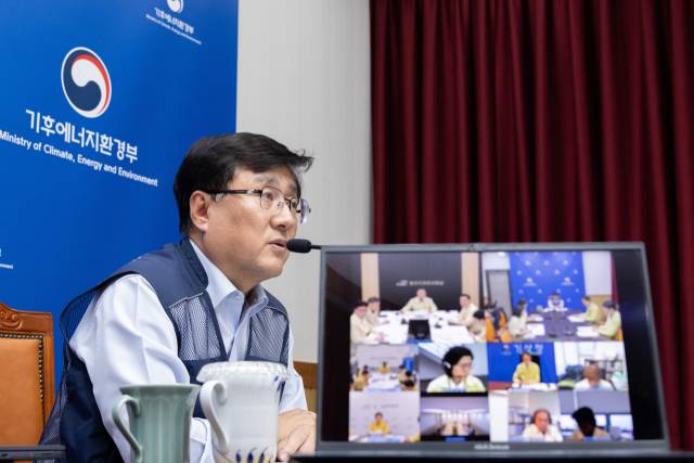 김성환 기후에너지환경부 장관이 31일 서울 서초구 한강홍수통제소에서 기상청, 한국수자원공사 및 관계 지방정부와 ‘가뭄대응상황 긴급대책 영상회의’를 주재하고 있다. 기후부 제공