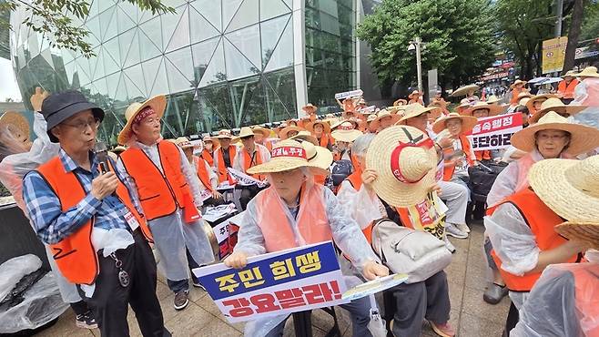 ▲서울 서리풀1지구 토지주와 주민들이 22일 오후 서울시청 앞에서 열린 '생존권 사수 궐기대회'에서 정당한 보상과 공공주택 공급계획 재검토를 촉구하고 있다. 사진=장혜원 기자