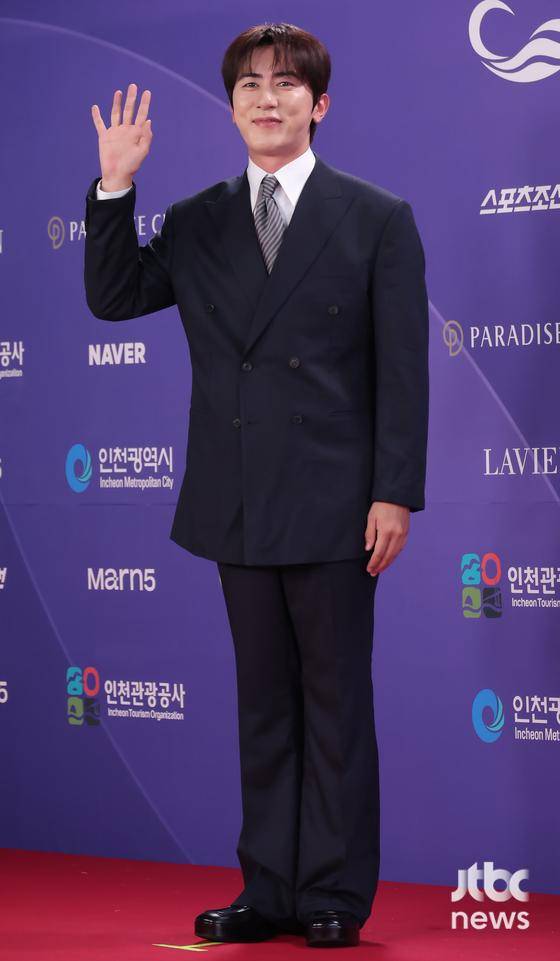 개그맨 김원훈이 31일 오후 인천 파라다이스시티에서 열린 '제5회 청룡시리즈어워즈' 레드카펫 행차에 참석해 포즈를 취하고 있다. 박세완 엔터뉴스팀 기자 park.sewan@jtbc.co.kr
