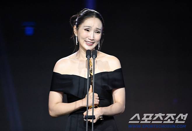 제5회 청룡시리즈어워즈(Blue Dragon Series Awards)가 31일 인천 파라다이스시티에서 열렸다. 여우조연상을 수상한 박보경. 인천=허상욱 기자 wook@sportschosun.com/2026.07.31/