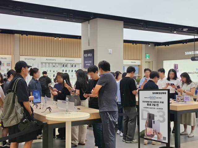 삼성스토어 더현대 서울에서 고객들이 삼성전자 갤럭시 Z 시리즈 사전 구매를 위해 살펴보고 있다.(사진=삼성전자)