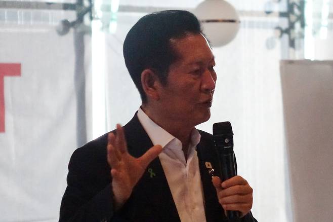 정청래 더불어민주당 당대표 후보가 30일 오후 제주시 노형동 한 카페에서 열린 당원간담회에서 지지를 호소하고 있다. /뉴시스