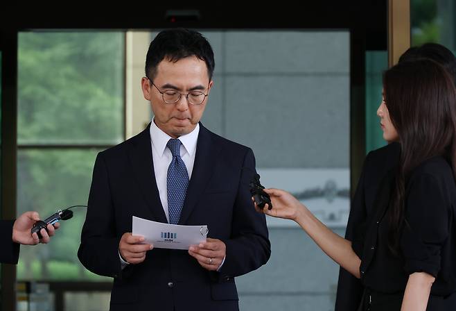 <YONHAP PHOTO-5521> 말문이 막혀 (서울=연합뉴스) 신준희 기자 = 검사의 직접, 보완 수사 권한을 전면 폐지하는 형사소송법 개정안이 국회 본회의를 통과한 31일 구자현 검찰총장 직무대행이 서초동 대검찰청에서 입장을 말하던 중 말문이 막힌 듯 멈칫하고 있다. 2026.7.31 hama@yna.co.kr/2026-07-31 18:33:40/<저작권자 ⓒ 1980-2026 ㈜연합뉴스. 무단 전재 재배포 금지, AI 학습 및 활용 금지>