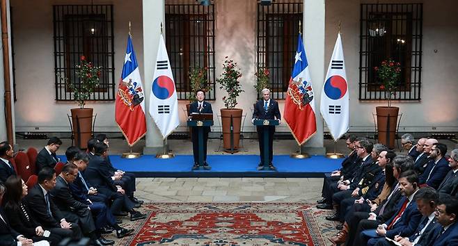 이재명 대통령과 호세 안토니오 카스트 칠레 대통령이 30일(현지시간) 산티아고 대통령궁에서 공동언론발표를 하고 있다. 2026.7.31 (ⓒ뉴스1, 무단 전재-재배포 금지)