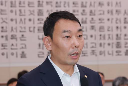 지난 8일 국회에서 열린 법제사법위원회 전체회의에서 더불어민주당 김용민 의원이 형사소송법 개정안 제안설명을 하고 있다. 연합뉴스