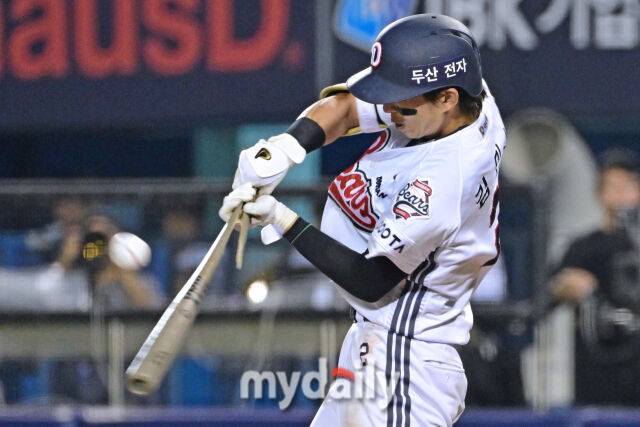 2일 서울 잠실야구장에서 열린 '2026 신한 SOL KBO리그' 롯데 자이언츠와 두산 베어스 경기. 두산 김민석이 6회말 1사 만루에 2타점 적시타를 치고 있다./마이데일리