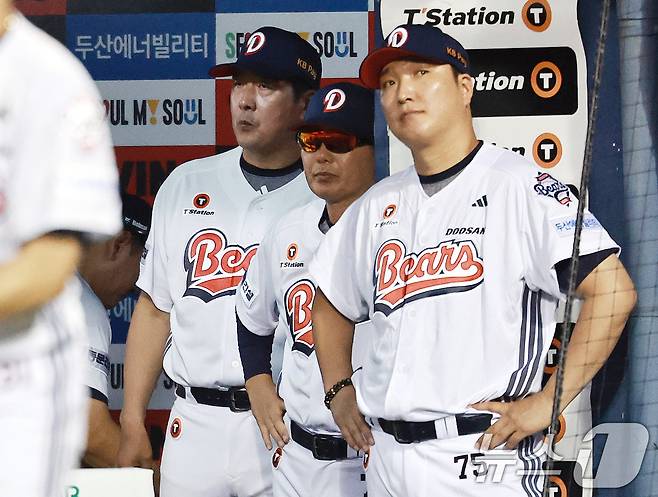 김원형 두산 감독과 코치진이 24일 오후 서울 송파구 잠실야구장에서 열린 프로야구 '2026 신한은행 SOL KBO리그' 삼성 라이온즈와 두산 베어스의 경기를 지켜보고 있다. 2026.7.24 ⓒ 뉴스1 구윤성 기자