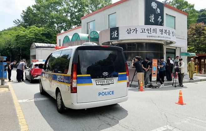 폭발 사고로 사망 5명과 부상 2명 등 7명의 사상자가 발생한 대전 한화에어로스페이스 대전사업장이 지난달 4일 압수수색에 들어간 가운데 경찰과 고용노동부 차량이 사업장으로 들어가고 있다. 김성태 객원기자