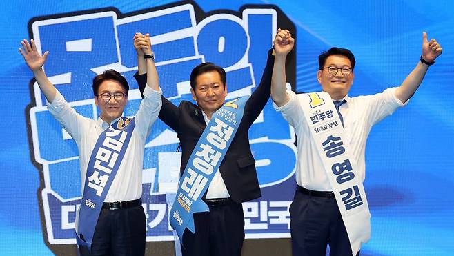 왼쪽부터 김민석, 정청래, 송영길 더불어민주당 대표 후보가 1일 충북 청주시 CJB미디어센터에서 열린 당대표·최고위원 순회경선 합동연설회에서 손을 맞잡고 인사하고 있다. 뉴시스