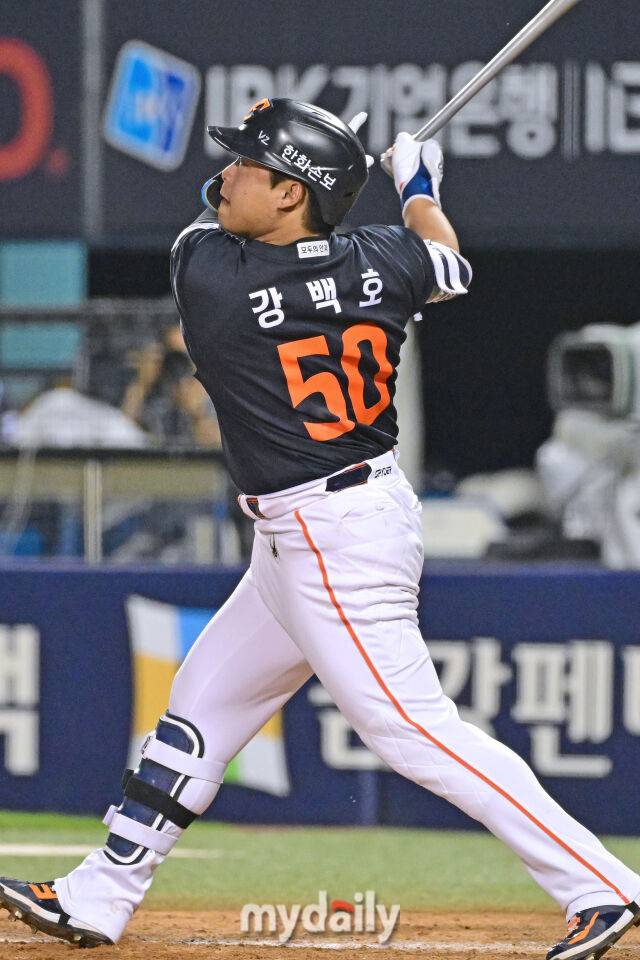 3일 서울 잠실야구장에서 열린 '2026 신한 SOL KBO리그' 한화 이글스와 LG 트윈스 경기. 한화 강백호가 9회초 2사 3루에 투런포를 치고 있다./마이데일리