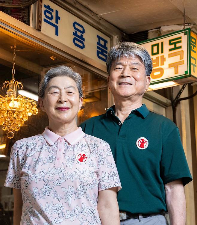 지난 27일 오후 서울 강남구 은마종합상가 미도문방구 앞에서 15년간 문방구를 운영한 김택현(오른쪽), 김종영 부부가 헤럴드경제와의 인터뷰에 앞서 포즈를 취하고 있다. 윤창빈 기자.