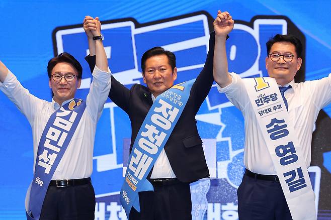 (청주=뉴스1) 신웅수 기자 = 더불어민주당 당권 주자인 김민석(왼쪽부터), 정청래, 송영길 의원이 1일 충북 청주시 CJB미디어센터에서 열린 당대표·최고위원 합동연설회에서 손을 맞잡고 당원들에게 인사하고 있다. 2026.8.1/뉴스1