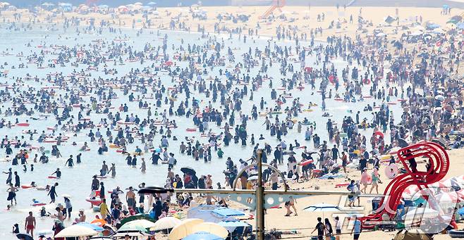 기록적인 폭염 속 피서 절정기를 맞은 2일 부산 해운대해수욕장을 찾은 피서객들이 물놀이를 즐기며 더위를 식히고 있다. 2026.8.2 ⓒ 뉴스1 윤일지 기자