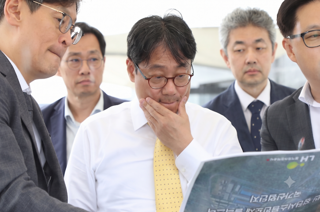 이성훈 한국토지주택공사(LH) 사장(가운데)이 지난달 9일 용인 반도체 국가산단 사업현장을 찾아 현장을 점검하고 있다. LH