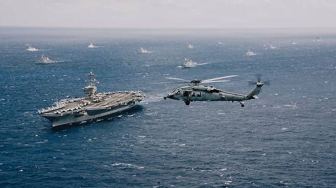 2026 환태평양훈련(RIMPAC)에 참가한 연합해군 전력이 지난달 22일(현지시간) 하와이 제도 북부에서 해상훈련을 하고 있다. 대한민국 해군은 이지스 구축함 정조대왕함, 잠수함 도산안창호함, 호위함 대전함, 상륙함 천자봉함이 참가했다. 올해 훈련에서 김인호 해군 기동함대 사령관(해군 소장)이 연합해군구성군사령관 임무를 맡았다. 미 해군
