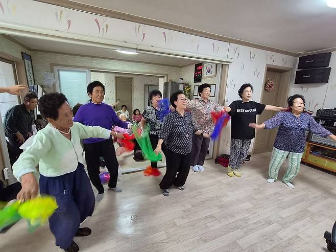 지난 7월22일 충남 공주시 우성면 상서2리 여성경로당에서 할머니들이 건강체조 프로그램을 즐기고 있다. 김방현 기자