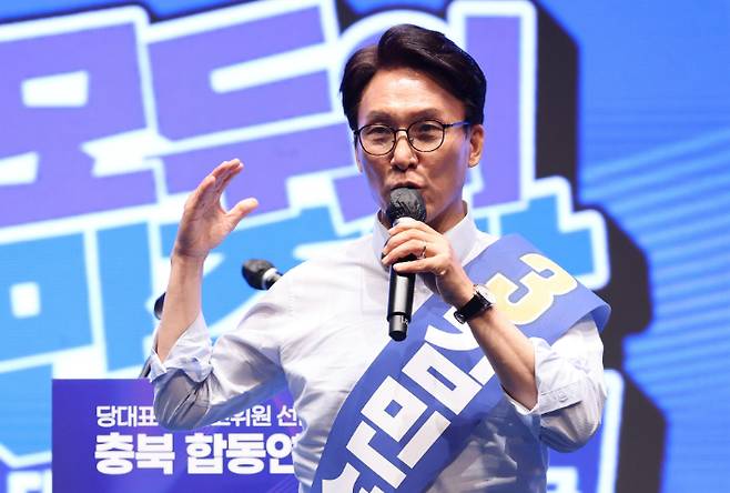 더불어민주당 김민석 당 대표 후보가 지난 1일 충북 청주시 CJB미디어센터에서 열린 당대표·최고위원 순회경선 합동연설회에서 정견 발표를 하는 모습. 연합뉴스