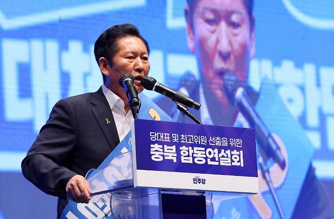 더불어민주당 정청래 당 대표 후보가 지난 1일 충북 청주시 CJB미디어센터에서 열린 당대표·최고위원 순회경선 합동연설회에서 정견 발표를 하는 모습. 연합뉴스