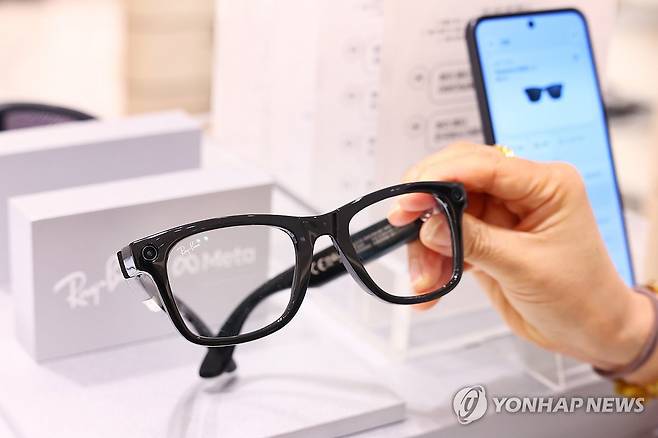 이게 바로 AI 안경 (서울=연합뉴스) 진연수 기자 = 메타의 스마트 안경 '인공지능(AI) 글라스'가 국내에 출시된 25일 서울 중구 신세계백화점 선글라스 매장에서 시민이 제품을 살펴보고 있다. 메타는 오늘부터 1200만 화소의 초광각 카메라, 오픈 이어 오디오 기능 등을 갖춘 레이밴 메타 2세대 제품과 오클리 메타 '뱅가드'와 'HSTN' 등 두 가지 스타일을 국내에 출시했다. 2026.5.25 jin90@yna.co.kr