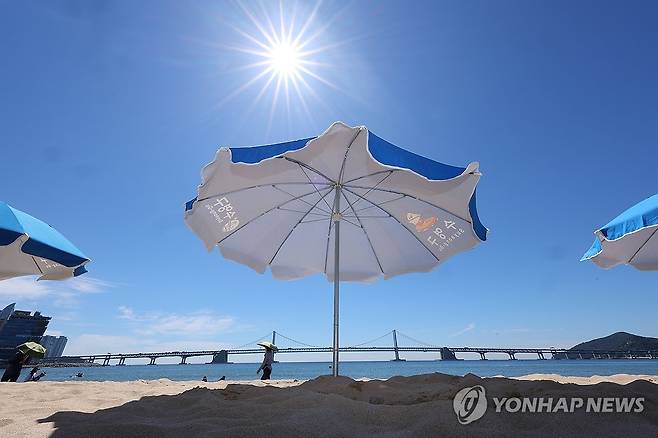 기록적인 폭염…달궈진 백사장도 한산 (부산=연합뉴스) 손형주 기자 = 부산 한낮 기온이 39도까지 올라갈 것으로 예보된 30일 휴가철로 붐벼야 할 부산 수영구 광안리해수욕장 백사장이 기록적인 폭염으로 비교적 한산한 모습이다. 2026.7.30 handbrother@yna.co.kr