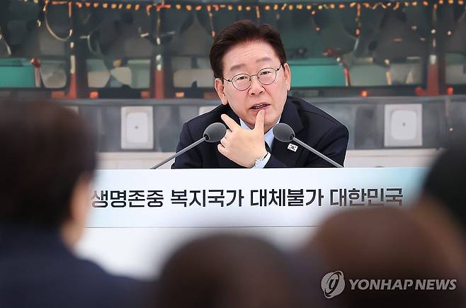 이재명 대통령, 부처 업무보고 발언 (서울=연합뉴스) 김도훈 기자 = 이재명 대통령이 16일 청와대 영빈관에서 열린 복지부ㆍ식약처ㆍ성평등부ㆍ권익위 등에 대한 부처 업무보고에서 발언하고 있다. 2026.7.16 superdoo82@yna.co.kr
