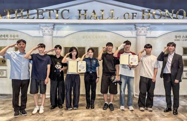 동아대학교 태권도학과 시범단이 ‘마약퇴치 홍보영상’을 제작한 뒤 부산강서경찰서 관계자와 기념사진을 촬영하고 있다. 동아대 제공