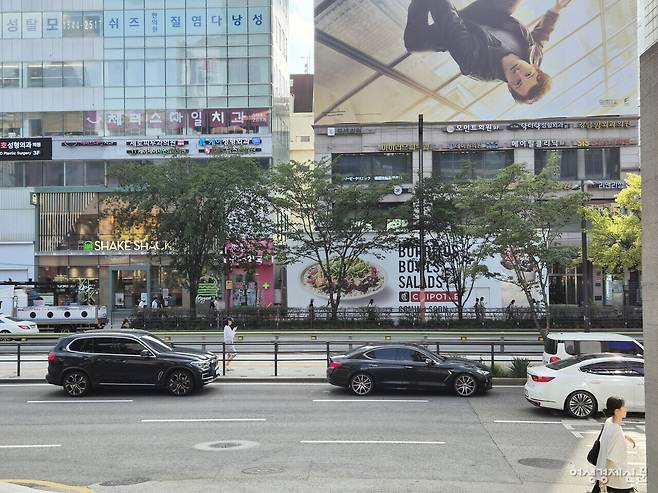 타코벨 매장 근처인 강남역 인근에 치폴레 매장이 개점을 준비하고 있다. /류빈 기자