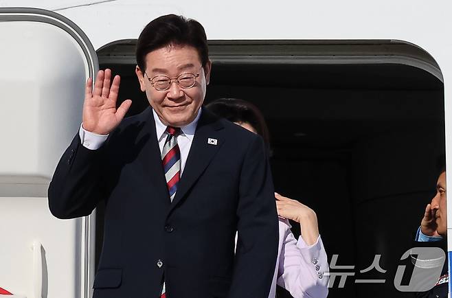 이재명 대통령이 2일(현지시간) 독일 프랑크푸르트 국제공항에 도착해 환영객들에게 인사하고 있다. 2026.8.2 ⓒ 뉴스1 허경 기자