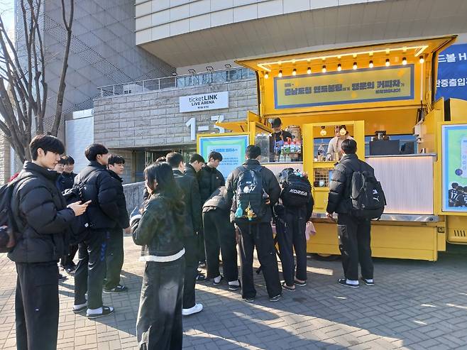 팬들이 준비한 충남도청 커피차(H리그 제공)